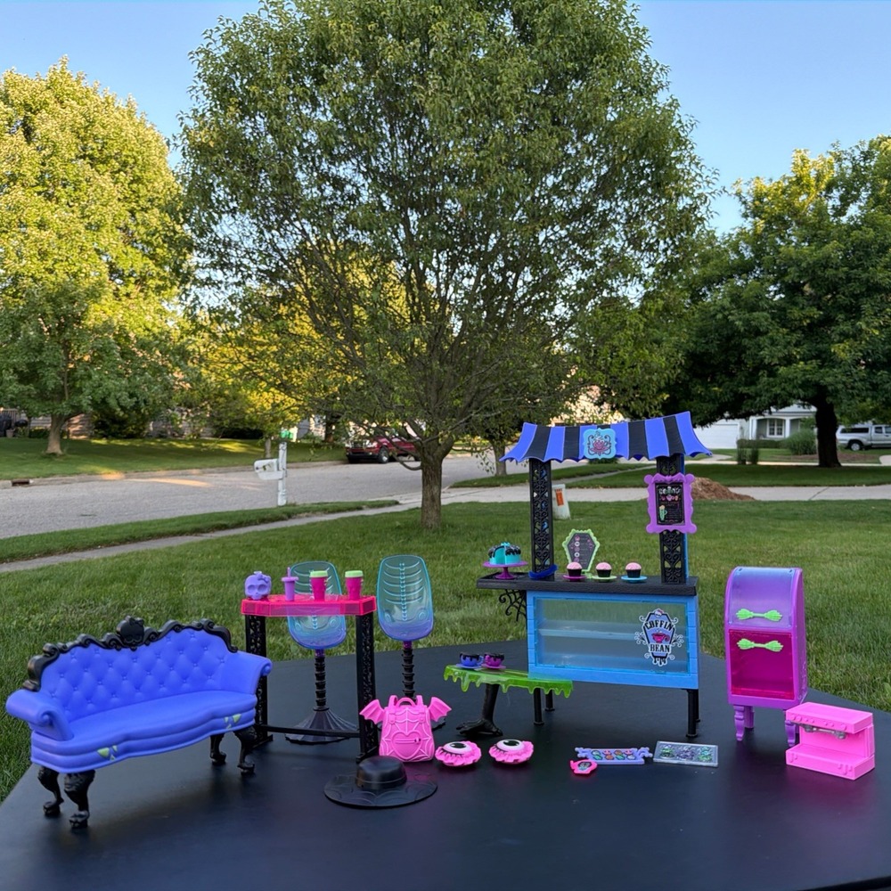 Monster High Coffin Bean Coffee Shop Playset Lot Of 26 Couch Cafe Chairs